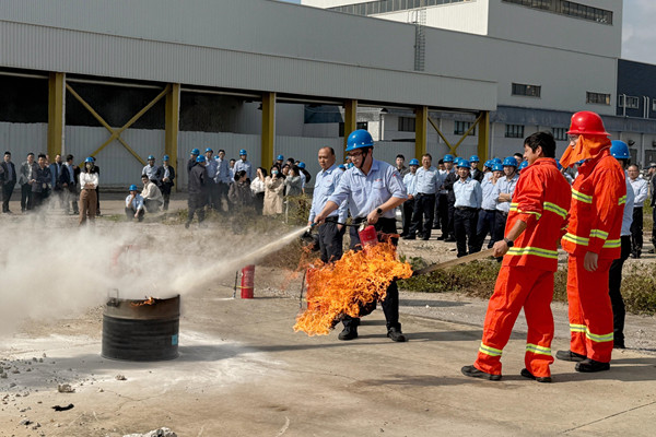 奇億金屬公司員工使用滅火器進行滅火實操現場